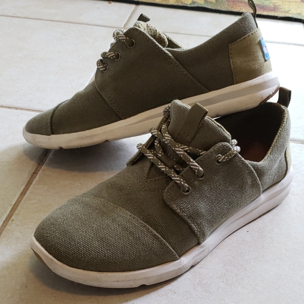 Womens Tom's green canvas shoe